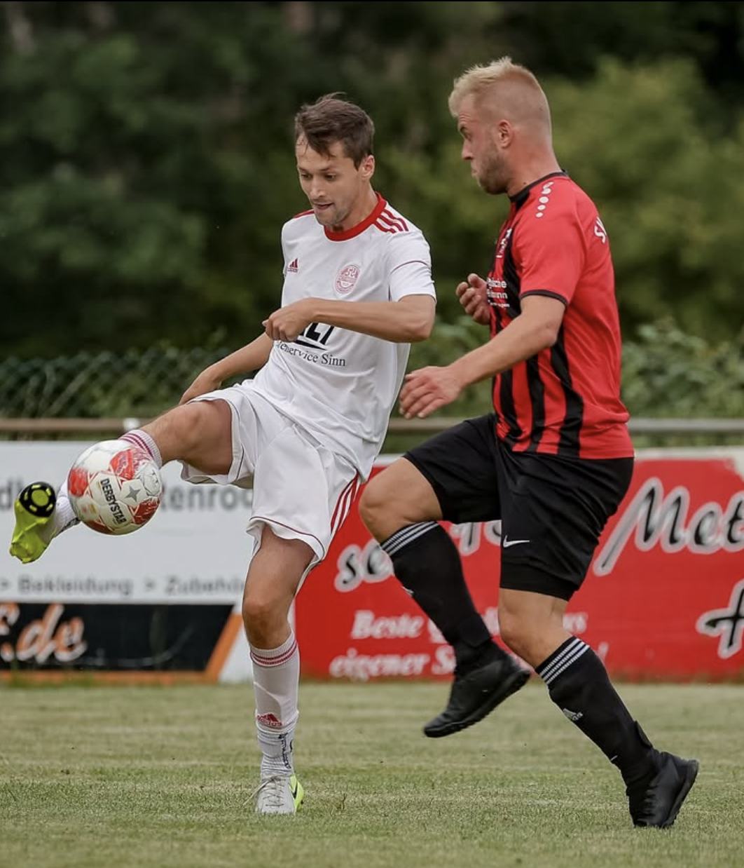 Zweikampf um den Ball während eines Punktspiels des SV 1926 Eisemroth